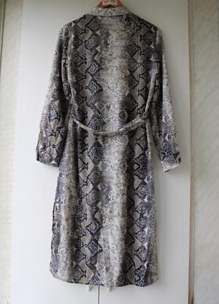 Лёгкое стильное платье-рубашка со змеиным принтом6 фото