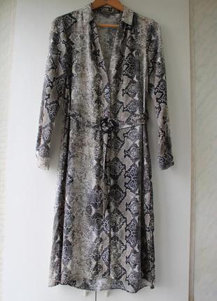 Лёгкое стильное платье-рубашка со змеиным принтом2 фото