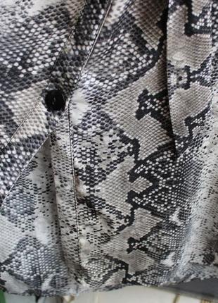 Лёгкое стильное платье-рубашка со змеиным принтом5 фото