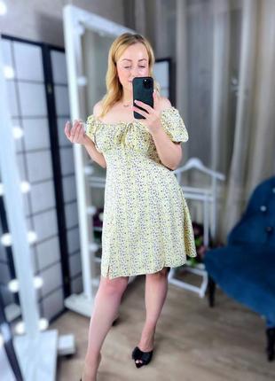 Легке плаття із зав'язкою на грудях