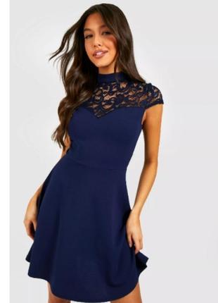 Мереживна синя сукня з високим вирізом