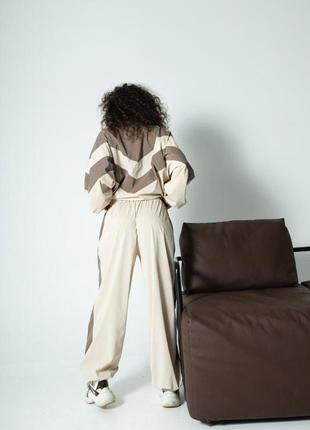 Повсякденний модний спортивний жіночий костюм двійка кофта та штани з тканини плащівка оксамит у кольорі моко2 фото