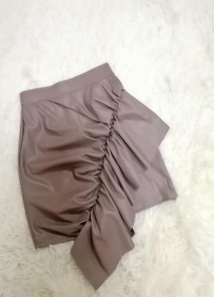 Мини юбка эко кожа с косым воланам рюшей, шикарно подчёркивает и уменьшает талию и визуально увеличи