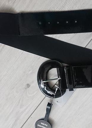 Широкий чорний пояс