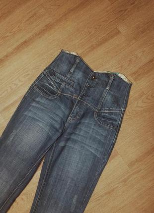 Винтажные джинсы на высокой посадке с отделкой.замеры:в районе талии  34-35;бедра 42-43;ширина в районе колена 20.2 фото