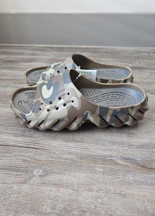 Крокс екхо слайд шльопанці камуфляжні crocs echo camo redux slide charcoal