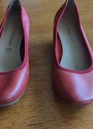 Кожаные туфли на танкетке от marco tozzi.