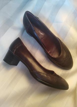 Шкіряні туфлі на підборах італія  eduardo beni