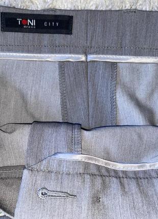 Классические брюки серого цвета  бренд toni dress city6 фото