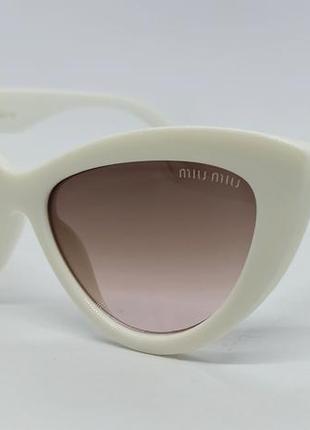 Очки в стиле miu miu женские солнцезащитные лисички линзы коричневый градиент в белой оправе1 фото