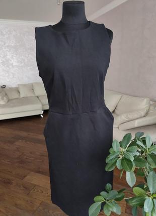 Прямое классическое платье с карманами черная