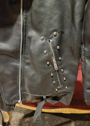 Куртка косуха эко кожа черная удлиненная с кнопками металлическими3 фото