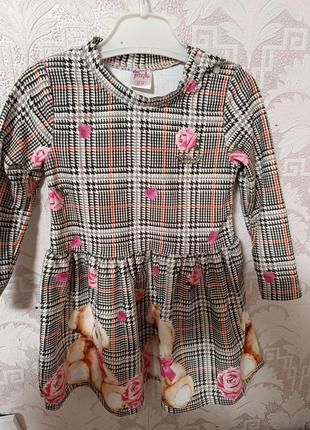 Гарна сукня на дівчинку