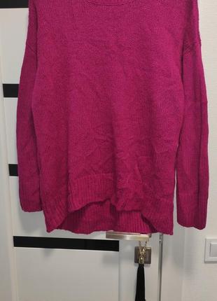 Светр кольору фуксія