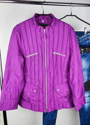 Красива брендова стильна утеплена легка куртка на блискавці jobis етикетка