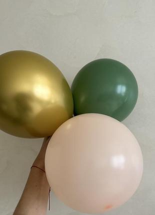 Фотозона з шариків 115 кульок 5 великих шара 45см блідно-рожевих, зелених та золотих куль2 фото