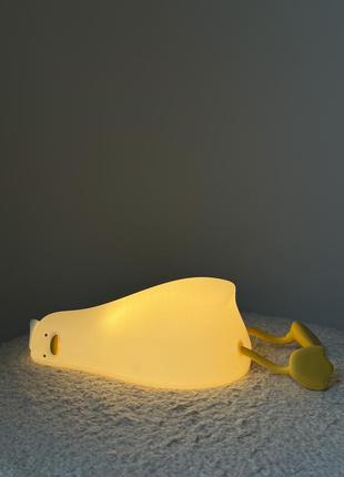 Лампа-нічник у вигляді качки.