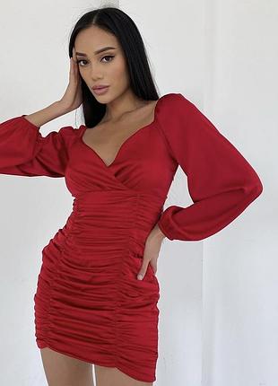 Красное шелковое платье