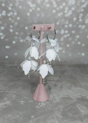 Сережки кільця з квітами білі ручної роботи4 фото