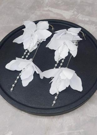 Сережки кільця з квітами білі ручної роботи5 фото