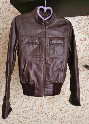 Стильная кожаная куртка коричневого цвета размер с