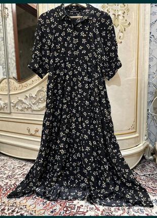 Платье черное в принт ярусное с вискозы от zara