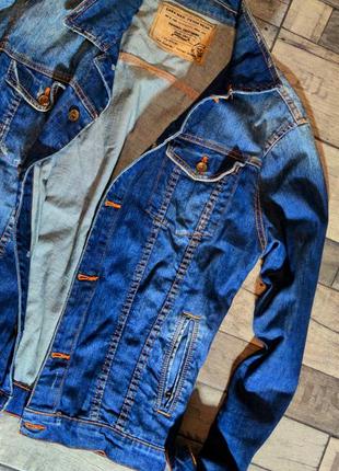 Чоловіча брутальна модна курточка джинсовка zara на застібці в синьому кольоі розмір м3 фото