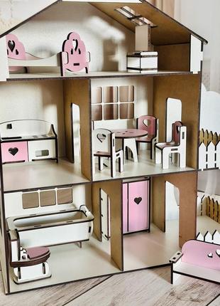 Деревянный самосборный игрушечный домик розовый для кукол с терасой, комплектом мебели код/артикул 52 212 фото