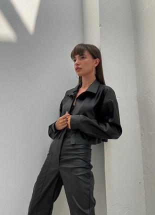 Костюм женский черный однотонный кожаный пиджак на кнопках брюки на высокой посадке качественный стильный2 фото
