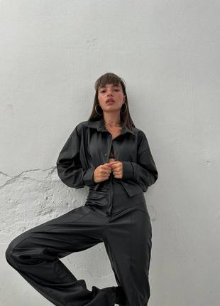 Костюм женский черный однотонный кожаный пиджак на кнопках брюки на высокой посадке качественный стильный7 фото