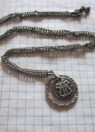 Ланцюжок із кулоном.
