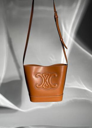 Женская сумка 👜 celine small bucket cuir triomphe in smooth calfskin tan brown