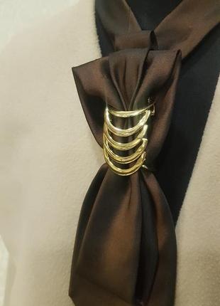 Женский шелковый галстук с украшением.3 фото