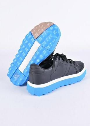 Женские кроссовки