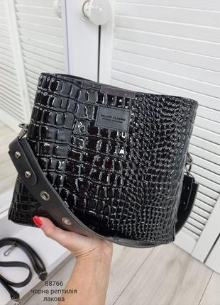 Женская стильная и качественная сумка из эко кожи на 3 отдела черная рептилия лаковая4 фото