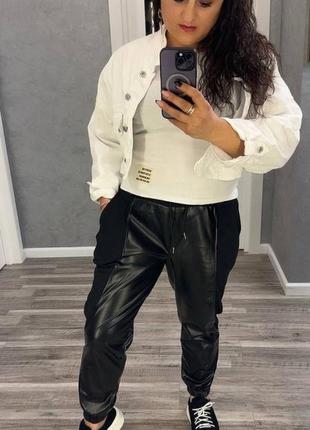 Стильные женские брюки джоггеры комбинированные из эко кожи и трикотажа с карманами эффектные размеры 50-602 фото