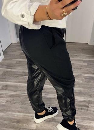 Стильные женские брюки джоггеры комбинированные из эко кожи и трикотажа с карманами эффектные размеры 50-603 фото