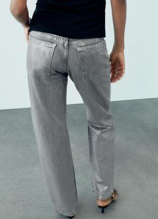 Джинсы zara straight mid-rise jeans with foil detail прямые уровни металлизированные средняя посадка3 фото