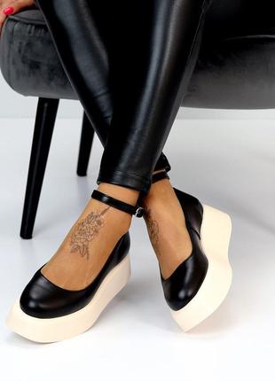 Натуральные кожаные черные туфли на высокой светло - бежевой подошве - танкетке5 фото