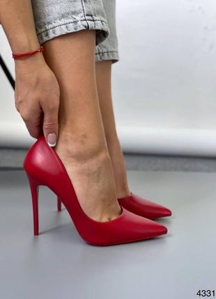 Туфлі лодочки червоні еко шкіра на середніх каблуках3 фото