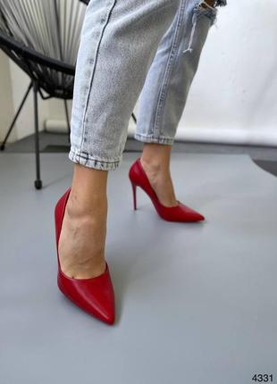 Туфлі лодочки червоні еко шкіра на середніх каблуках2 фото