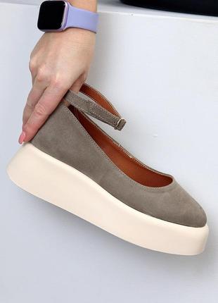 Натуральные замшевые туфли цвета шоколад на высокой светло - бежевые подошвы - танкетке2 фото