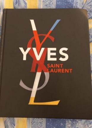 Книга о легендарном кутюрье.ysl.  , снято с печати, глянцевый иотографии.твердая обложка.англ. на языке ( оригинал)1 фото