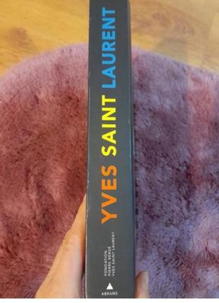 Книга о легендарном кутюрье.ysl.  , снято с печати, глянцевый иотографии.твердая обложка.англ. на языке ( оригинал)3 фото