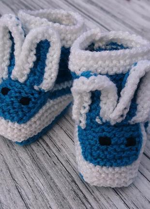 Вязаные пинетки зайчики - синие пинетки для мальчика и девочки