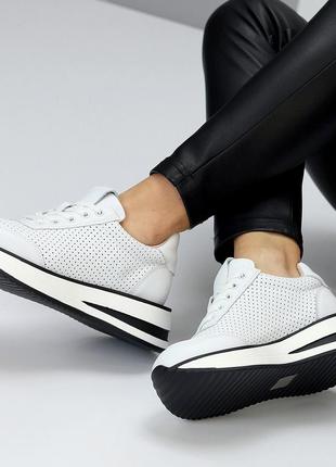 Модные белые кожаные кроссовки с перфорацией на утолщенной подошве8 фото