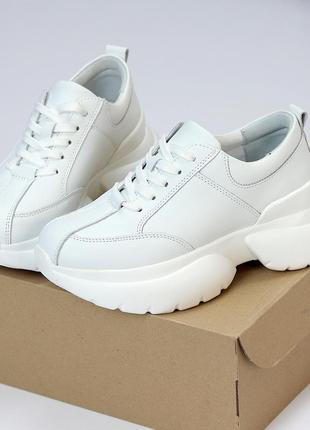 Трендовые белые кожаные кроссовки на фигурной утолщенной подошве