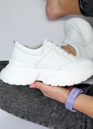 Трендові білі шкіряні кросівки на потовщеній фігурній підошві2 фото