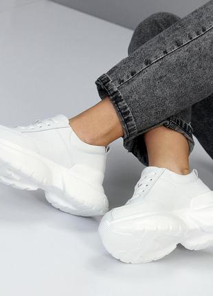 Трендові білі шкіряні кросівки на потовщеній фігурній підошві3 фото