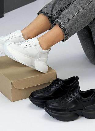Трендові білі шкіряні кросівки на потовщеній фігурній підошві10 фото